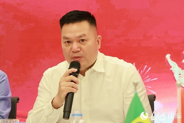 巴西和統(tǒng)會(huì)會(huì)長(zhǎng)張小春在座談會(huì)上致辭。人民網(wǎng)記者 陳海琪攝