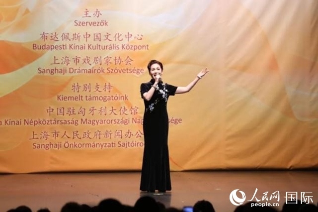 “玉蘭花開·魅力上?！弊哌M(jìn)布達(dá)佩斯。葉辰亮攝