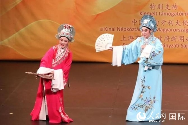 “玉蘭花開·魅力上?！弊哌M(jìn)布達(dá)佩斯。葉辰亮攝