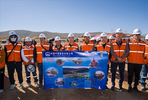奧魯羅公路項(xiàng)目開(kāi)工儀式現(xiàn)場(chǎng)，中國(guó)中鐵員工代表合影。中國(guó)中鐵供圖