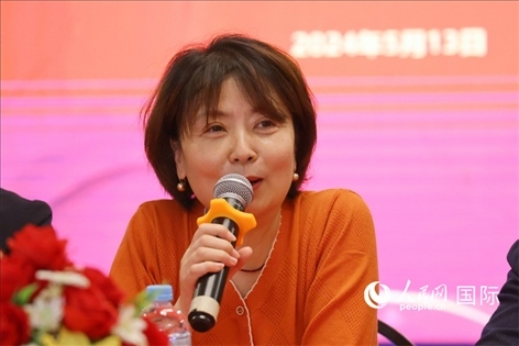 陜西省歸國(guó)華僑聯(lián)合會(huì)黨組成員、副主席兼秘書長(zhǎng)尚小紅在座談會(huì)上致辭。人民網(wǎng)記者 陳海琪攝