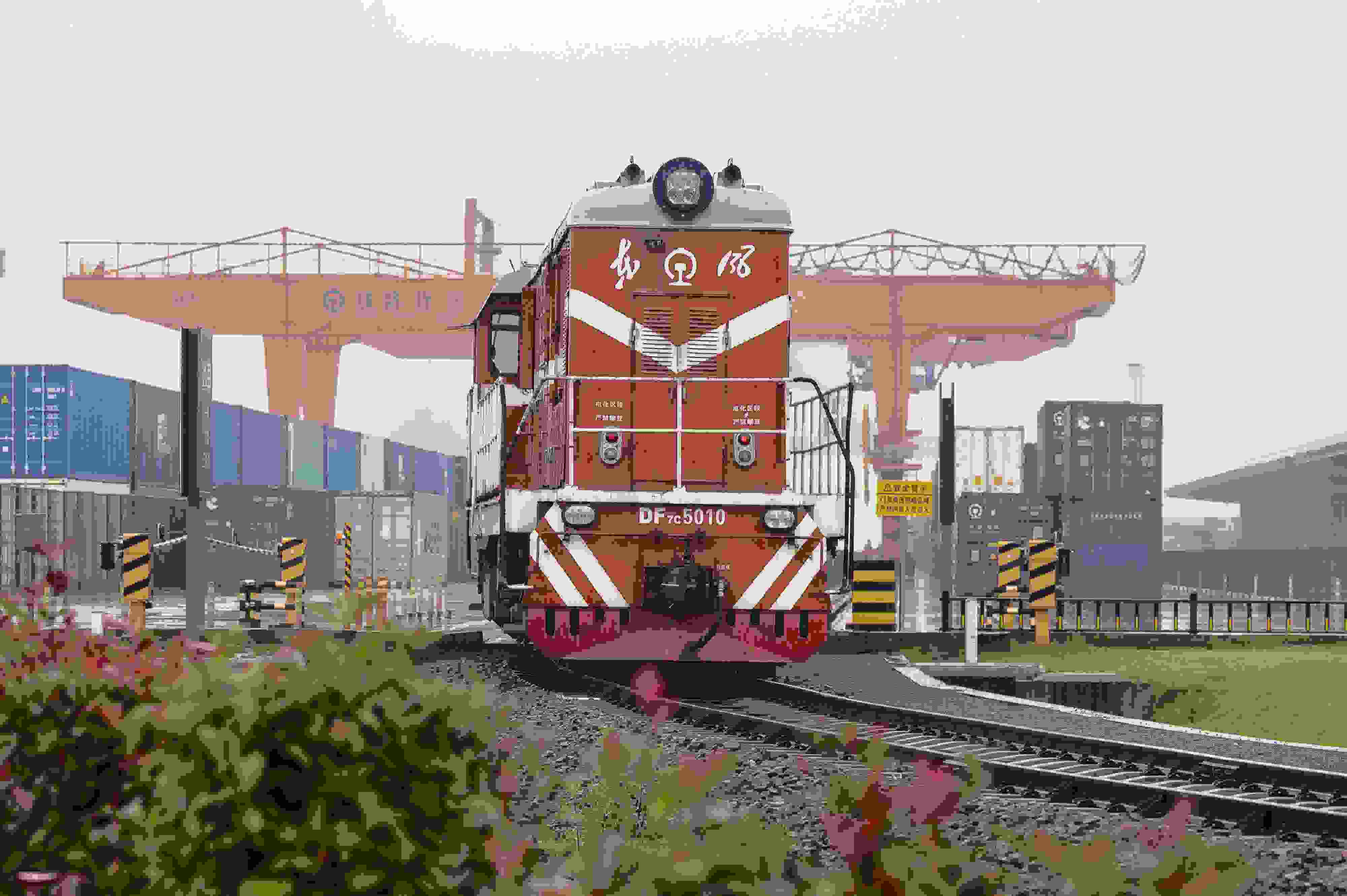 2024年5月5日，“五一”假期最后一天。在浙江省金華市金東區(qū)鐵路金華南站，一列滿載110標(biāo)箱的中歐班列緩緩啟程駛往匈牙利。