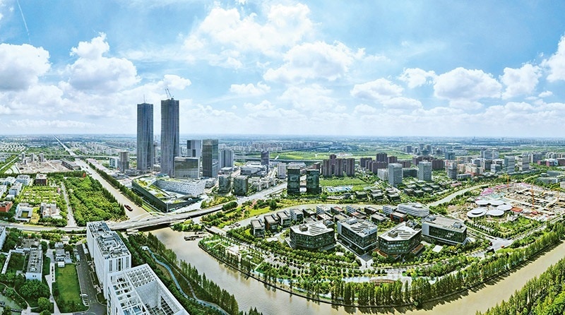 建立全國第一個國際貿(mào)易“單一窗口”，開設(shè)全國第一批自由貿(mào)易賬戶，設(shè)立全國第一家外商獨(dú)資醫(yī)院、第一家外商獨(dú)資公募基金公司、第一家外商獨(dú)資汽車制造企業(yè)……中國（上海）自由貿(mào)易試驗(yàn)區(qū)掛牌以來，誕生了若干個“全國第一”，在制造業(yè)、金融業(yè)等數(shù)十個開放領(lǐng)域，實(shí)現(xiàn)一批全國首創(chuàng)項目落地。圖為上海自貿(mào)區(qū)張江片區(qū)（2023年9月10日攝，無人機(jī)照片）。 新華社記者 方喆/攝