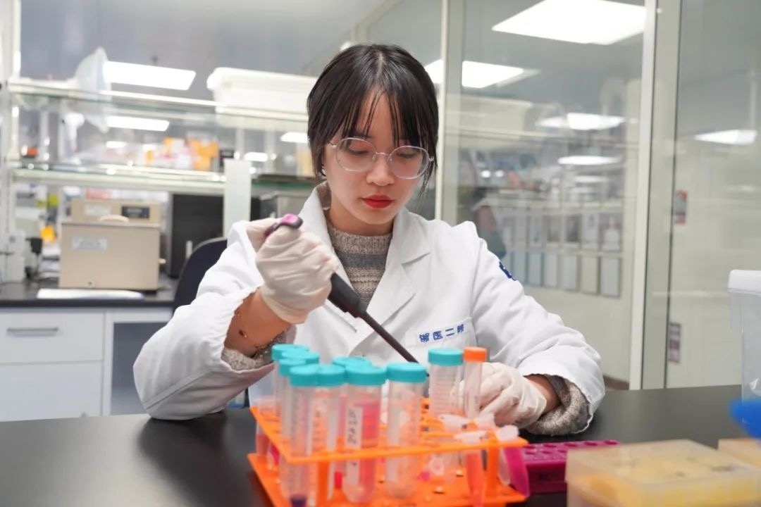 倪楚君在實(shí)驗(yàn)中。浙江大學(xué)供圖