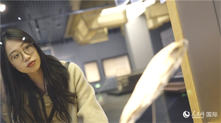 尹怡然在殷墟博物館新館參觀。人民網(wǎng)記者 劉寧攝