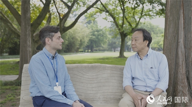 三星堆博物館館長(zhǎng)雷雨接受人民網(wǎng)采訪。人民網(wǎng)記者 張榮攝