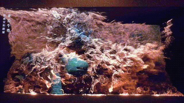 動(dòng)圖：殷墟博物館裸眼3D大屏展示的亞長牛尊（央廣網(wǎng)發(fā) 趙夢陽制作）