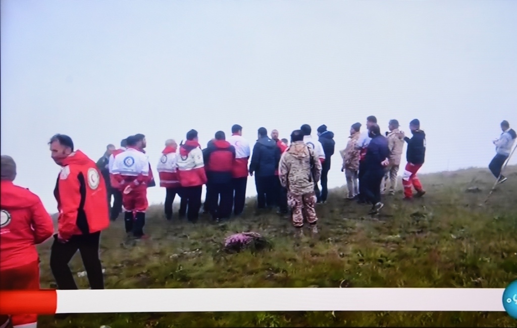 據(jù)伊朗邁赫爾通訊社5月20日?qǐng)?bào)道，伊朗總統(tǒng)萊希在直升機(jī)事故中遇難。這是5月20日拍攝的伊朗國家電視臺(tái)播放的救援人員抵達(dá)事故現(xiàn)場(chǎng)的畫面。 新華社記者 沙達(dá)提 攝