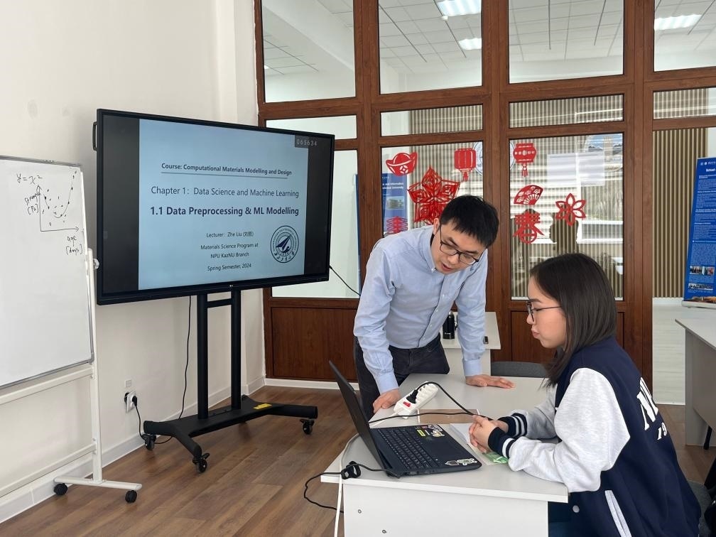 2024年4月，西北工業(yè)大學(xué)材料學(xué)院劉哲教授在西北工業(yè)大學(xué)哈薩克斯坦分校授課。（西北工業(yè)大學(xué)供圖）