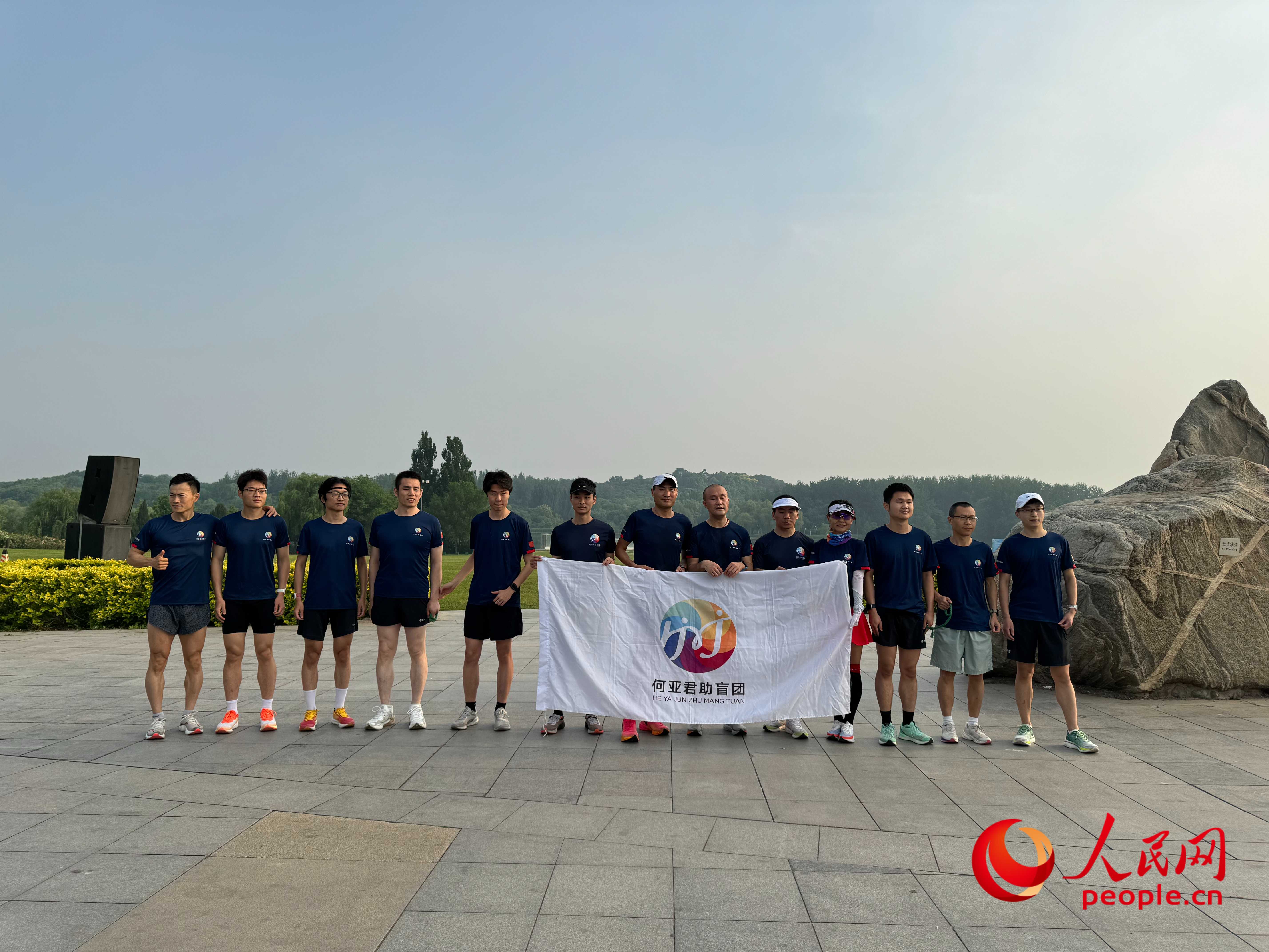 何亞君助盲團的部分成員合影。人民網(wǎng) 周靜圓攝