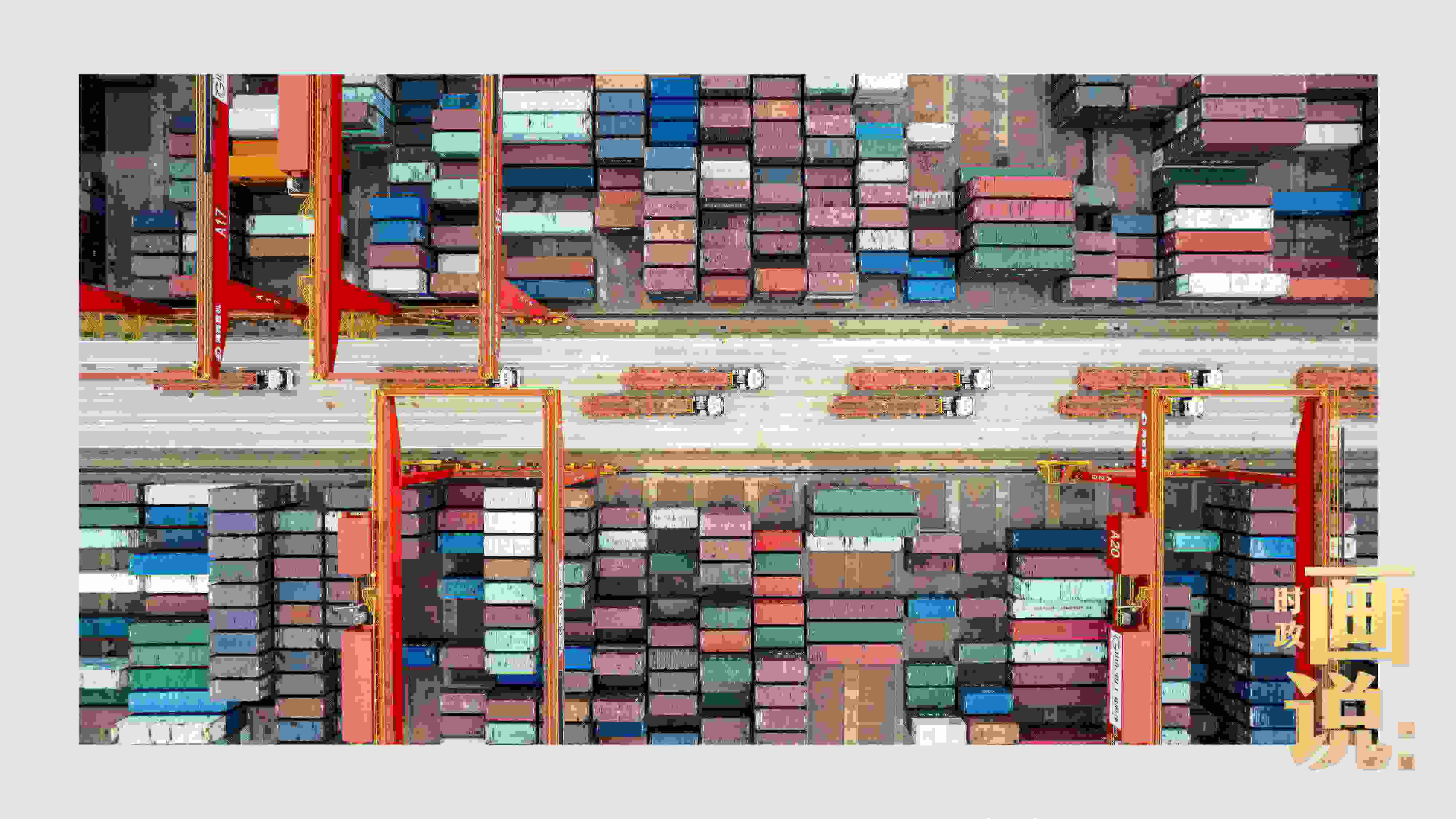 △相比于傳統(tǒng)碼頭，智慧、綠色的全自動化集裝箱碼頭單機(jī)效率可提升50%，綜合成本降低70％，人力成本下降80%，每年可削減碳排放9720噸。