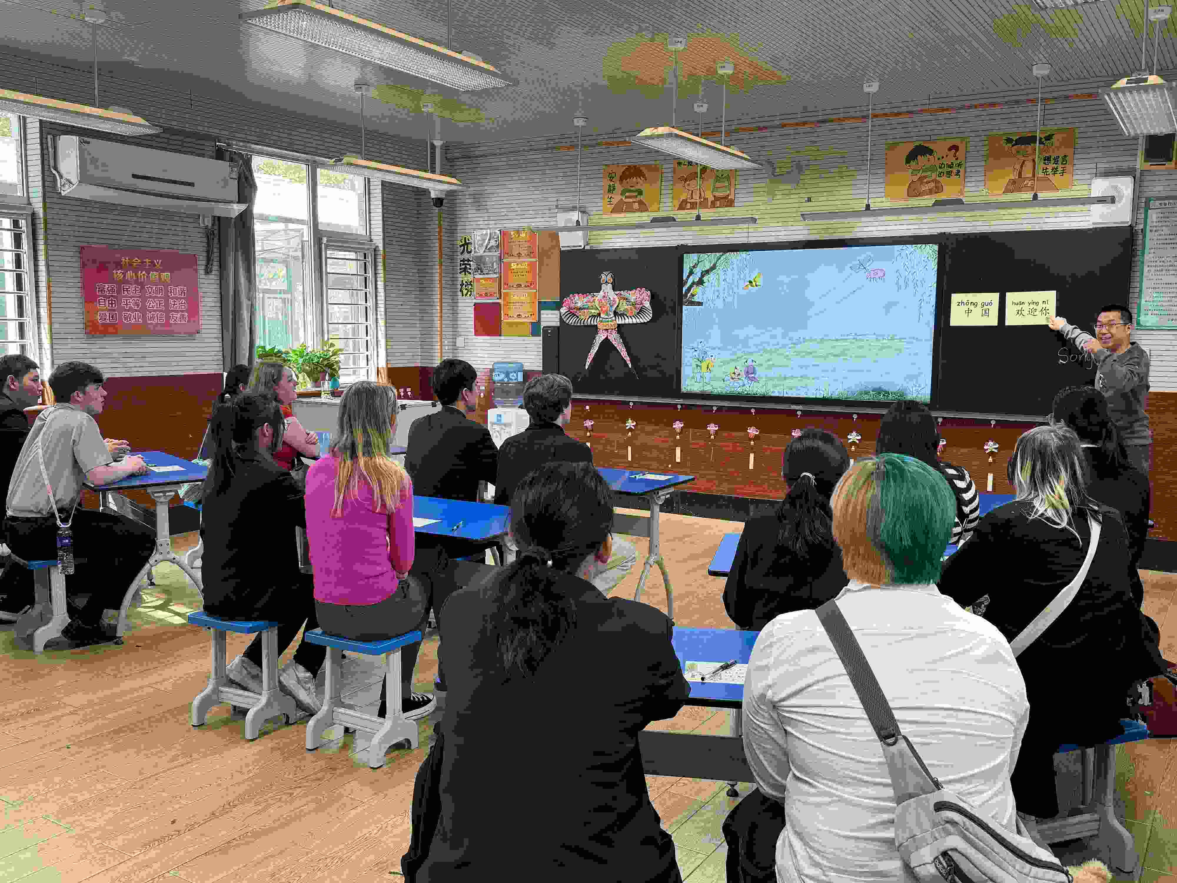 2024年4月20日，美國艾奧瓦州馬斯卡廷高中“友誼傳承”研學(xué)團(tuán)來到石家莊外國語學(xué)校，中美學(xué)生同上一節(jié)中文課。