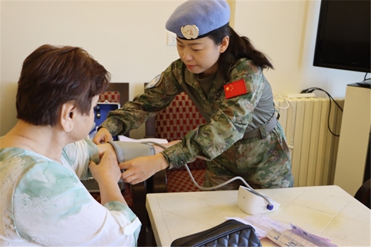 【1】 醫(yī)療分隊(duì)隊(duì)員為當(dāng)?shù)鼗颊邷y(cè)量血壓。曾德樂攝