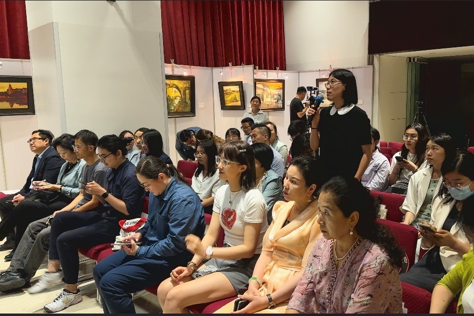 參會(huì)記者現(xiàn)場(chǎng)提問(wèn)。