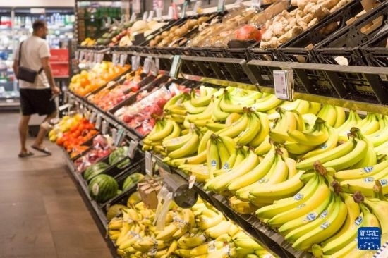 5月24日，顧客在德國(guó)柏林一家超市購(gòu)物。新華社記者 任鵬飛 攝