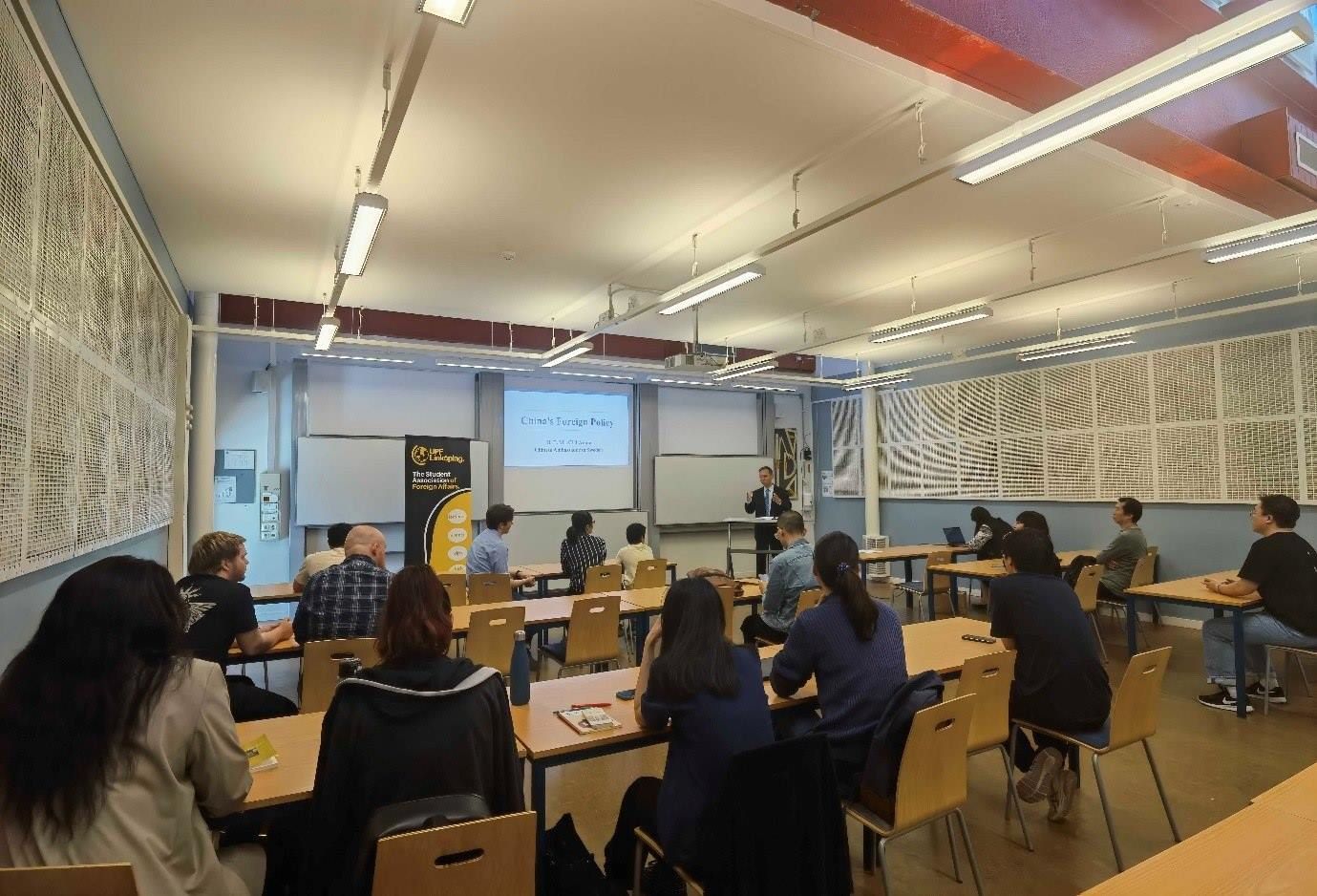 中國(guó)駐瑞典大使崔愛(ài)民與同學(xué)們互動(dòng)并回答問(wèn)題。中國(guó)駐瑞典大使館供圖