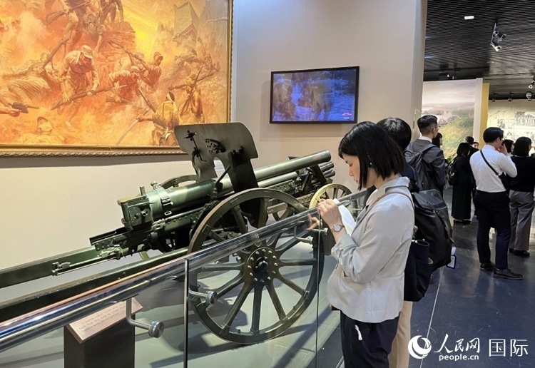 創(chuàng)價(jià)學(xué)會(huì)青年代表團(tuán)成員在中國人民抗日戰(zhàn)爭紀(jì)念館參觀。人民網(wǎng)記者 陳思攝