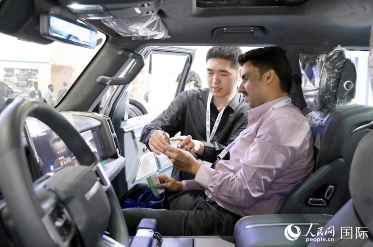 客戶在了解中國產(chǎn)汽車。人民網(wǎng)記者 管克江攝