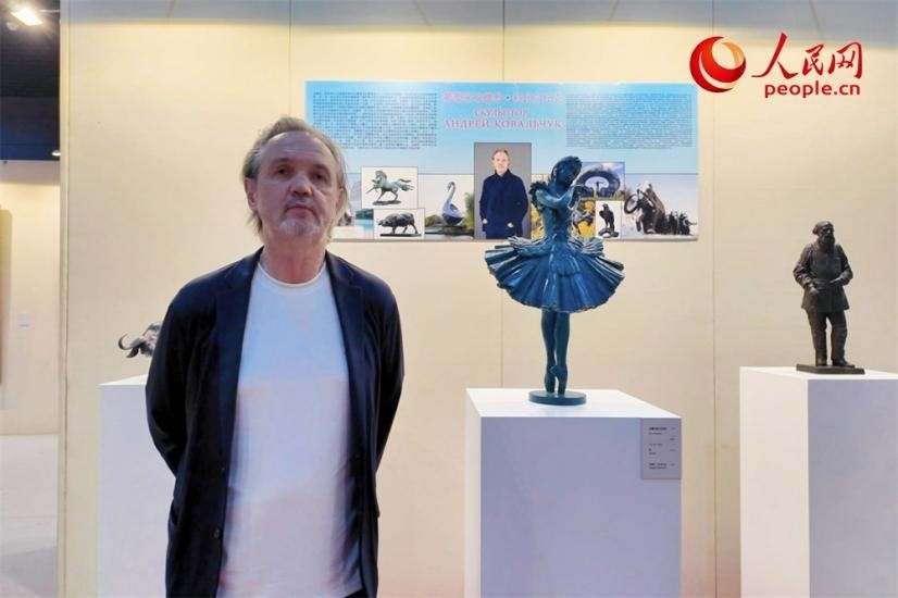 俄羅斯人民藝術(shù)家、俄羅斯美協(xié)主席安德烈·科瓦爾丘克正在接受人民網(wǎng)的采訪。人民網(wǎng)記者 劉微攝