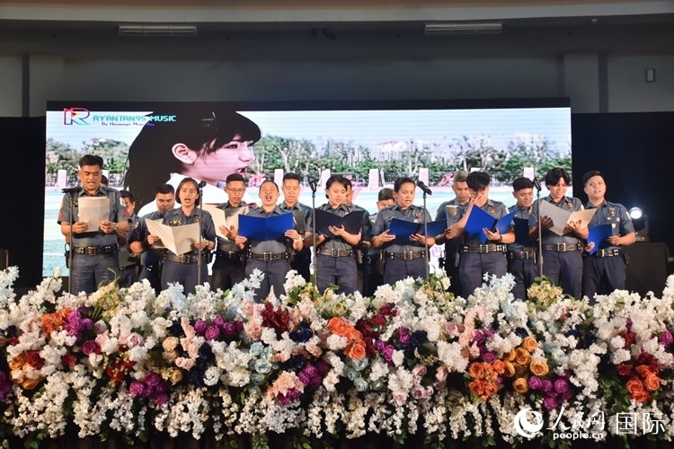 邦板牙省警察局學(xué)員在結(jié)業(yè)典禮上表演合唱。人民網(wǎng)記者 樊帆攝