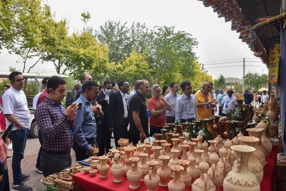 2023年5月31日，阿拉伯國(guó)家聯(lián)盟代表團(tuán)一行在新疆喀什古城參觀訪問(wèn)。新華社記者 高晗 攝