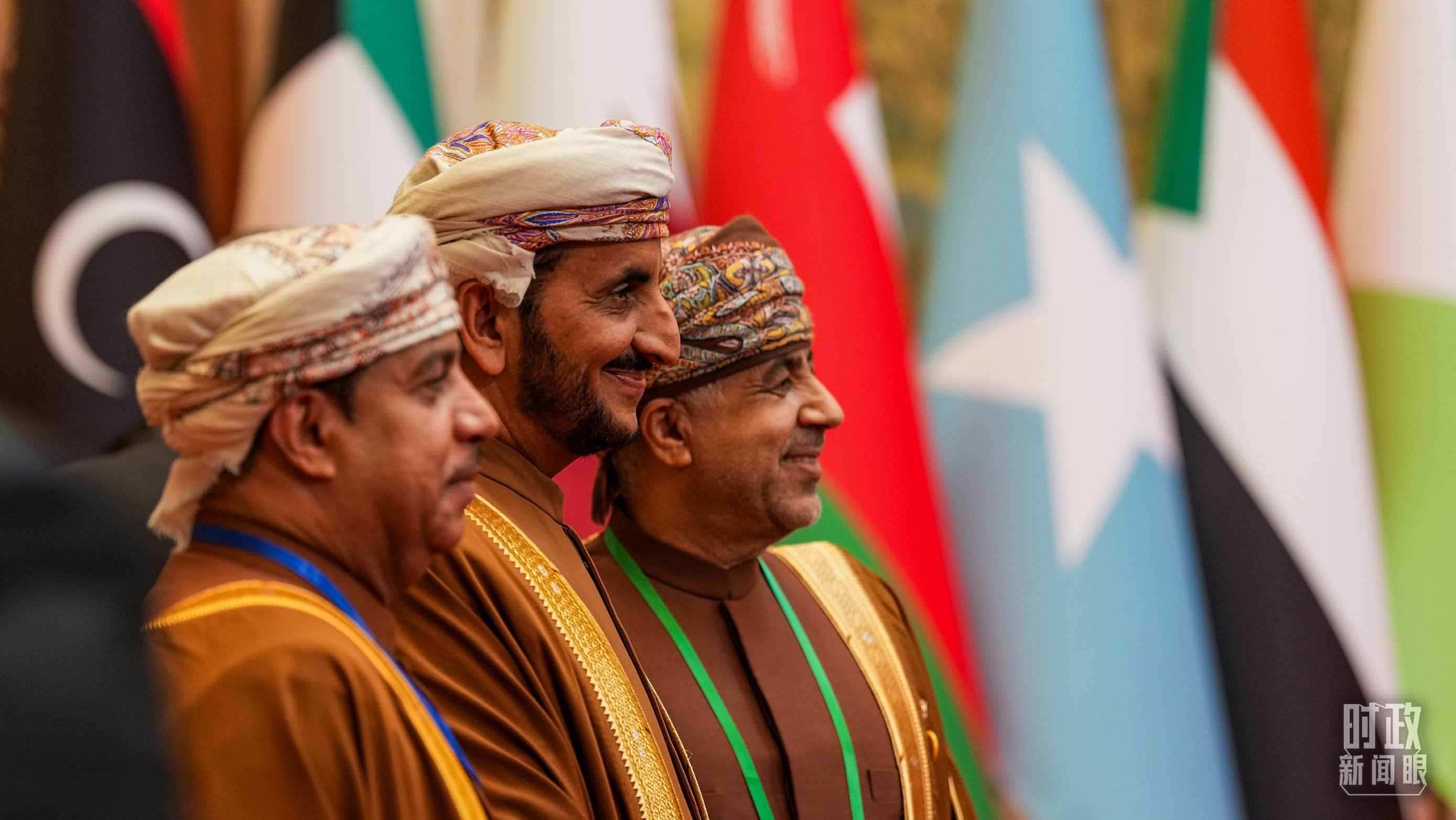 △與會代表在現(xiàn)場合影留念。（總臺國廣記者李晉拍攝）