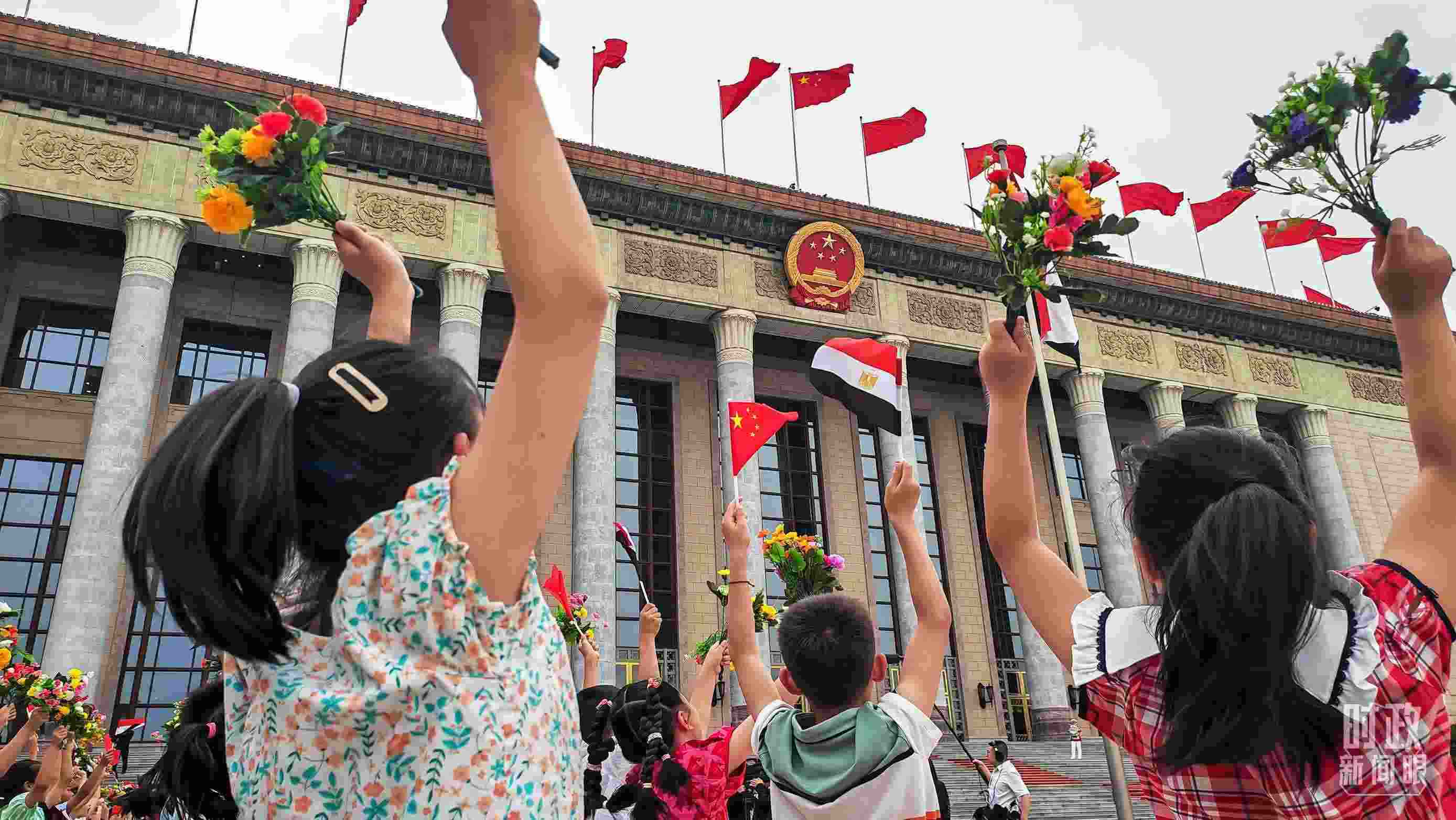 △5月29日下午，習近平主席舉行儀式歡迎埃及總統(tǒng)塞西訪華。圖為歡迎儀式現(xiàn)場的少年兒童。（總臺央視記者劉琦拍攝）