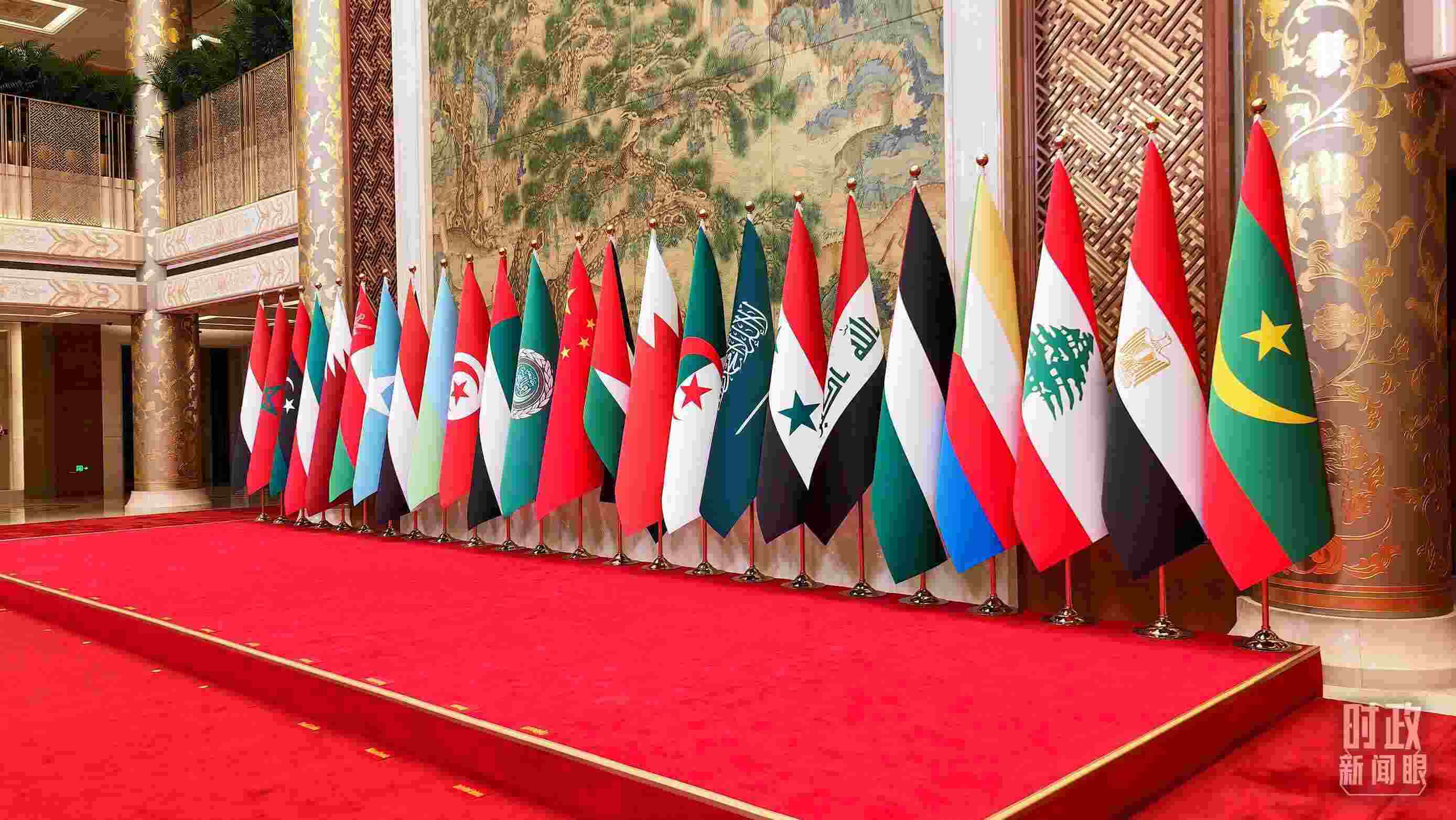 △會議現(xiàn)場的旗陣。（總臺央廣記者馬喆拍攝）