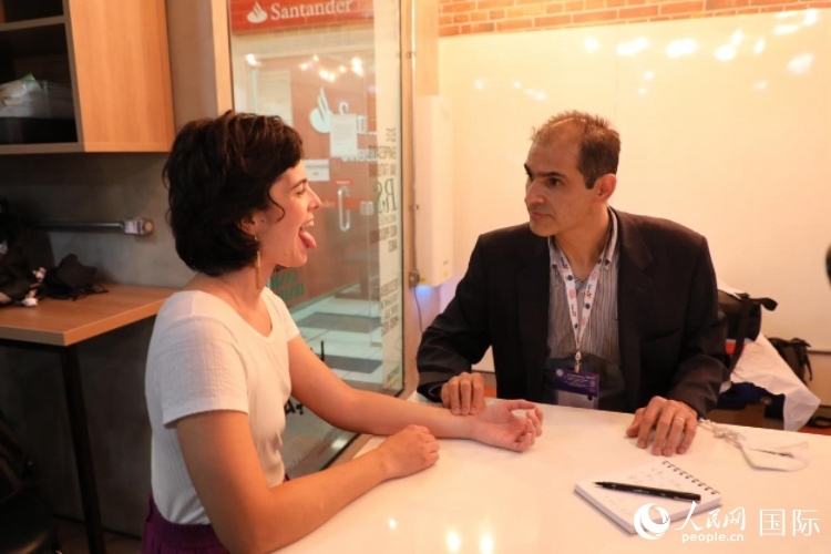 在巴西米納斯吉拉斯州首府貝洛奧里藏特開辦診所的中醫(yī)師保羅·貢扎爾韋斯，正在把脈并觀察舌苔。人民網(wǎng)記者 陳一鳴攝