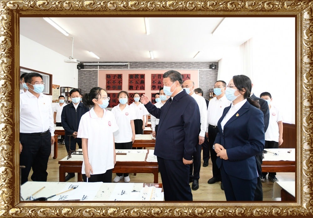 2021年9月13日至14日，習(xí)近平總書記在陜西省榆林市考察。14日上午，習(xí)近平在綏德實(shí)驗(yàn)中學(xué)考察時(shí)，同正在練習(xí)書法的學(xué)生親切交流。