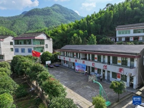 這是5月28日拍攝的湖南省衡陽市衡陽縣岣嶁鄉(xiāng)妙溪小學(xué)（無人機(jī)照片）。