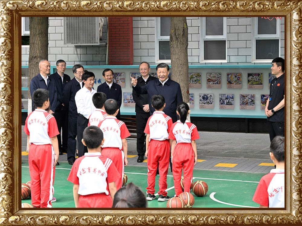 2023年5月31日上午，習(xí)近平總書記來到北京育英學(xué)?？赐繂枎熒?，在籃球場(chǎng)同正在上體育課的小學(xué)生們親切交流。習(xí)近平親切地說：“現(xiàn)在生活條件好了，孩子們不是要吃得胖胖的，而是要長(zhǎng)得壯壯的、練得棒棒的。”