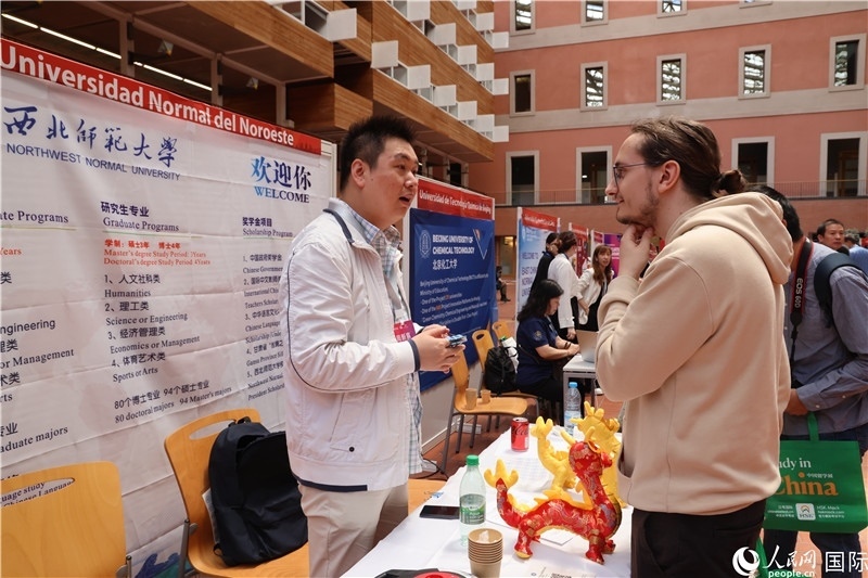 西班牙應(yīng)屆畢業(yè)生在展臺前咨詢。人民網(wǎng)記者 顏歡攝