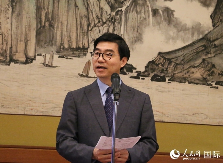 中國(guó)駐日本大使館施泳公使致辭。人民網(wǎng) 許可攝