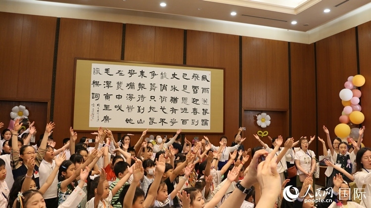 小朋友們合唱《明天會(huì)更好》。人民網(wǎng) 許可攝