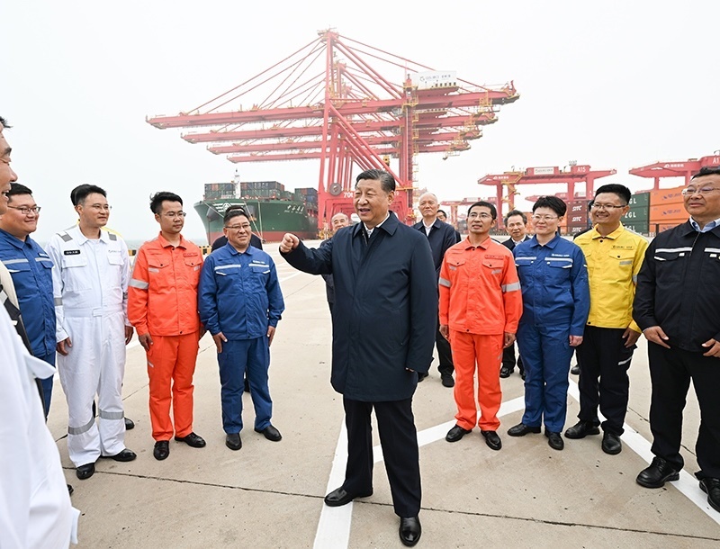 △2024年5月22日，習(xí)近平總書記在山東省日照港親切慰問港口科技工作者、運(yùn)營人員、航運(yùn)人員。