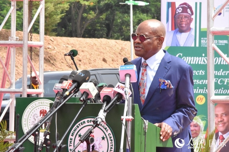 尼日利亞阿布賈首都地區(qū)部部長威克致辭。人民網(wǎng)記者 姜宣攝