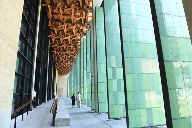 2022年7月23日，杭州國家版本館屋頂的木構和青瓷門扇相映成趣。