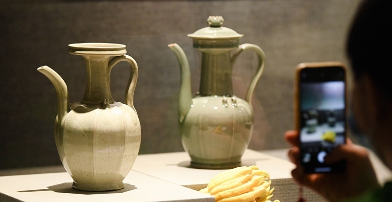 2021年9月14日，浙江省博物館，觀眾在拍攝北宋龍泉窯執(zhí)壺（左）和龍泉青瓷藝人劉杰制作的執(zhí)壺。