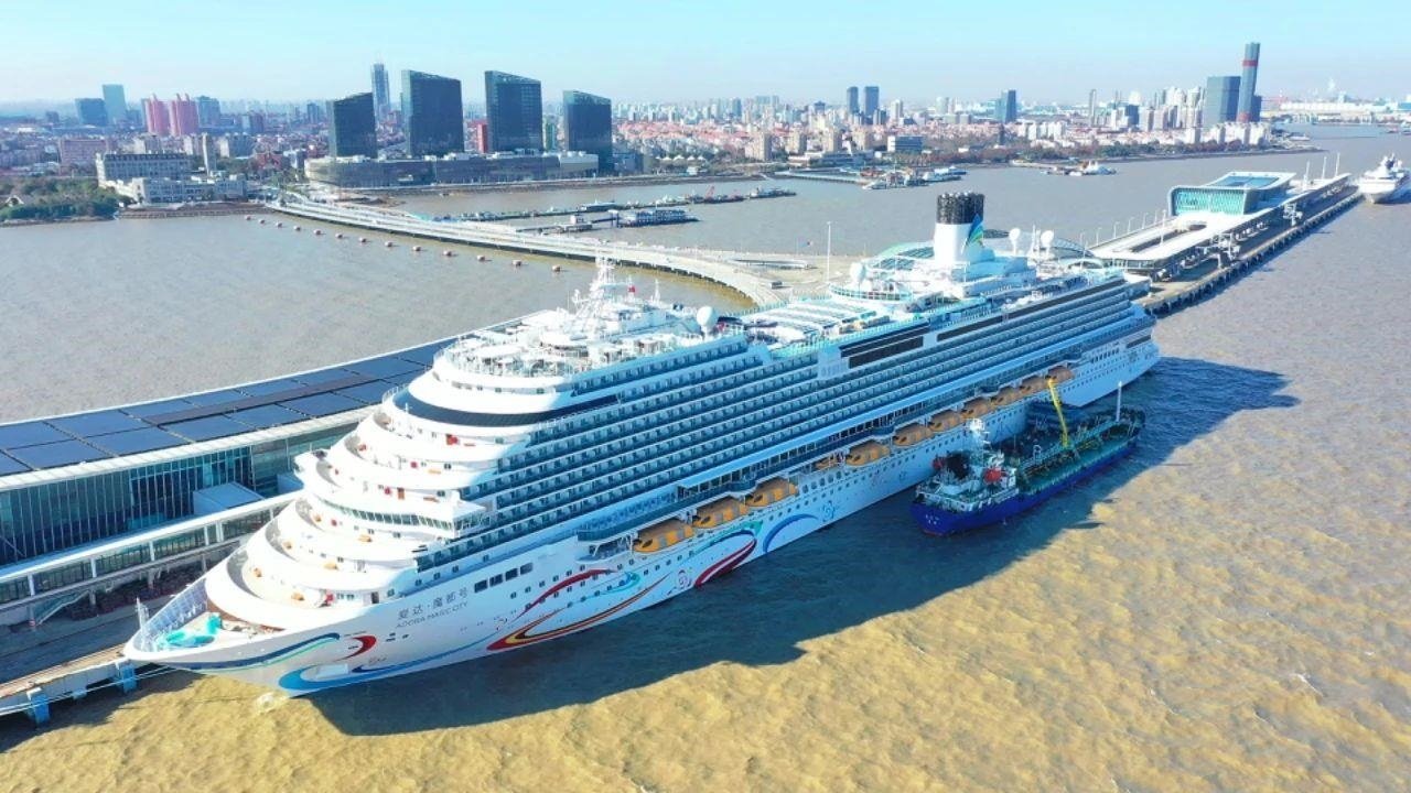 △2024年1月1日，國產(chǎn)首艘大型郵輪“愛達·魔都號”從上海吳淞口國際郵輪港開啟商業(yè)首航。