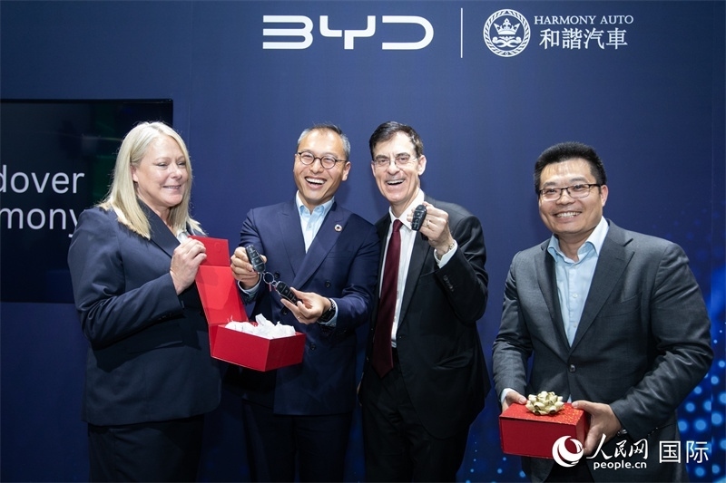 兩位英國(guó)消費(fèi)者獲得新車鑰匙。人民網(wǎng)記者 許立群攝影