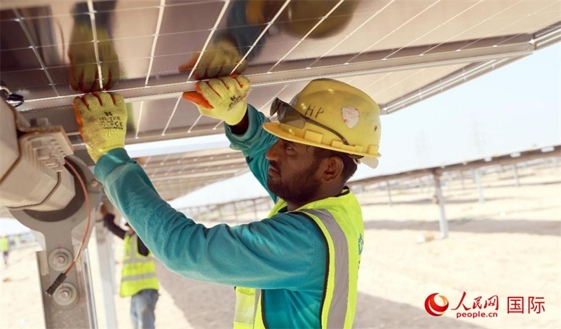工人正在安裝光伏面板。人民網(wǎng)記者 管克江攝