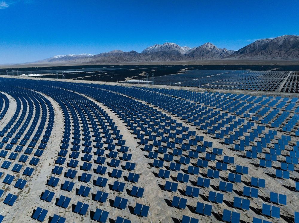 這是2024年4月23日在青海省海西蒙古族藏族自治州德令哈市光伏（光熱）產(chǎn)業(yè)園拍攝的光熱電站（無人機(jī)照片）。新華社記者 張龍 攝