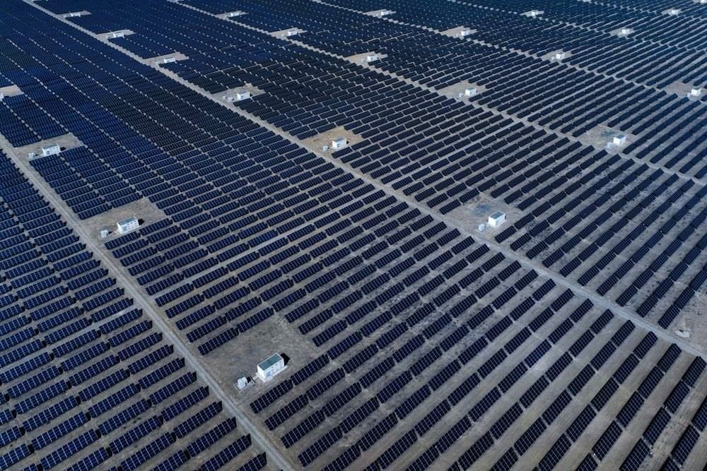 這是2024年4月15日在青海省海南藏族自治州共和縣塔拉灘綠色產(chǎn)業(yè)發(fā)展園區(qū)拍攝的光伏電站。新華社記者 張龍 攝