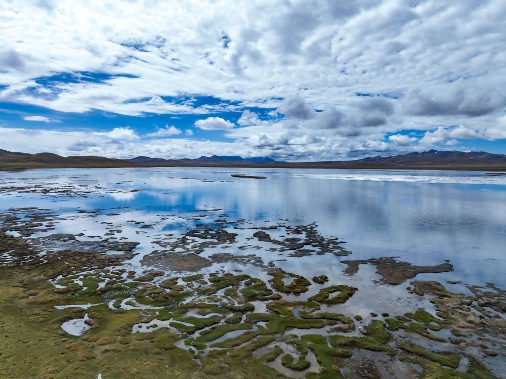 這是2024年5月26日在長江源頭地區(qū)拍攝的班德湖一角（無人機(jī)照片）。新華社記者 張龍 攝