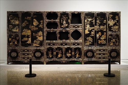 2023年7月9日，北京，中國(guó)工藝美術(shù)館·中國(guó)非物質(zhì)文化遺產(chǎn)館，“山西特色專(zhuān)業(yè)鎮(zhèn)·平遙非遺雙寶中華行”展覽展出的推光漆器作品。