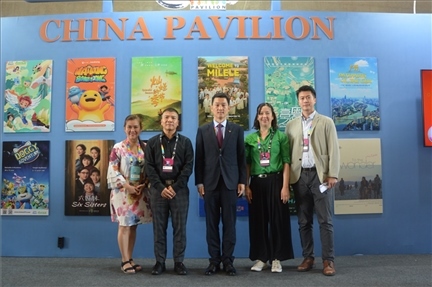 相關(guān)公司代表與中國駐里約熱內(nèi)盧總領(lǐng)館商務參贊敬艷輝在中國聯(lián)合展臺前合影。中廣國際公司供圖