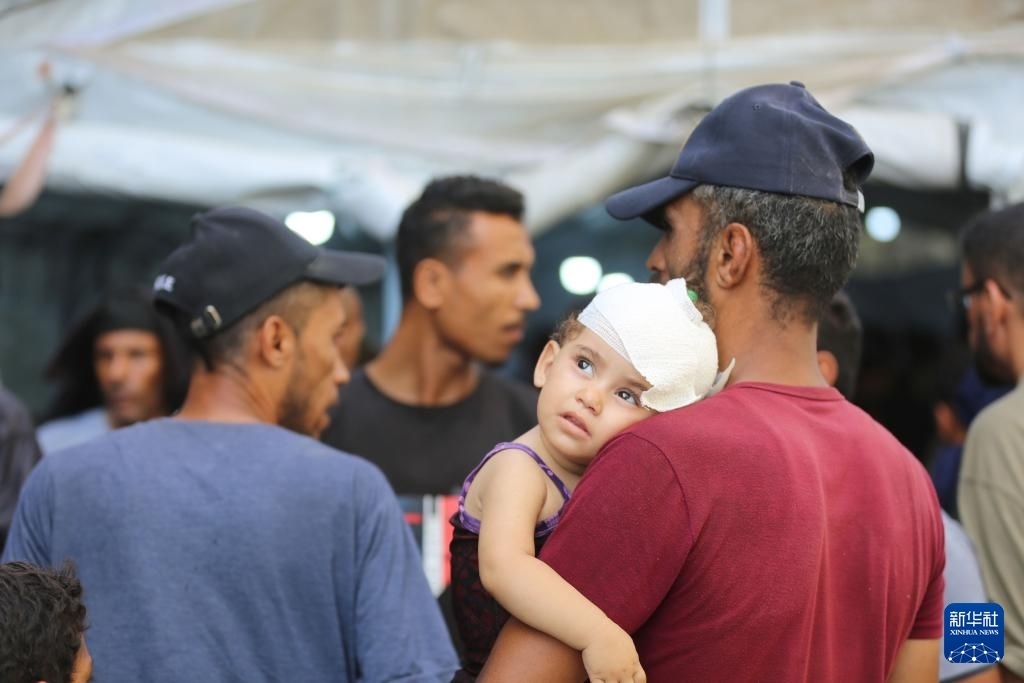 這是6月8日在加沙地帶中部努賽賴特難民營拍攝的傷員。新華社發(fā)（馬爾萬·達烏德攝）