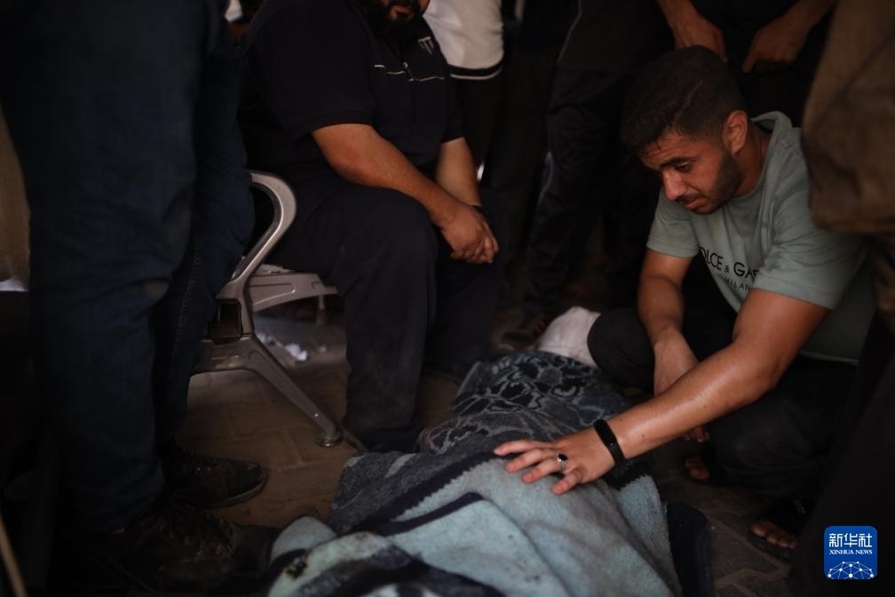 這是6月8日在加沙地帶中部努賽賴特難民營拍攝的以軍襲擊受害者。新華社發(fā)（馬爾萬·達烏德攝）