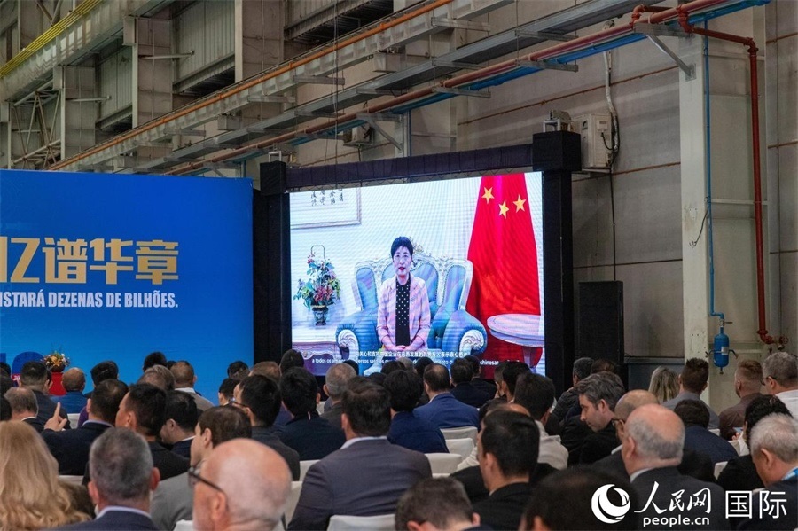 中國(guó)駐里約熱內(nèi)盧總領(lǐng)事田敏在視頻致辭中表示，中國(guó)是米納斯吉拉斯州第一大貿(mào)易伙伴和重要投資來(lái)源國(guó)。近年來(lái)，雙方在貿(mào)易投資、科技創(chuàng)新、裝備制造、人文交流等領(lǐng)域開(kāi)展了富有成果的合作。 人民日?qǐng)?bào)社拉美中心分社 威廉·科埃略·維亞納攝